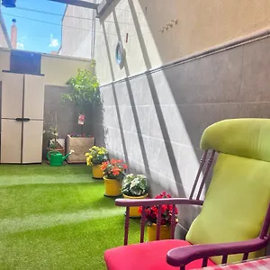Casa Ideal Familias Y Grupos Con Balcones Exterior Soleada Patios Cerca Alhambra, Sierra Nevada, Rio Genil, Lancha Del Genil, Parque Llano Y Reloj Del Sol Con Barbacoas, Campo De Futbol, Circuito Gimnasia Habitación en casa particular Granada